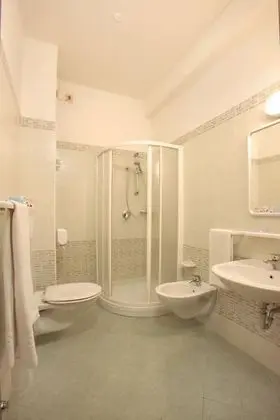Büyük Yataklı Tek Kişilik Oda