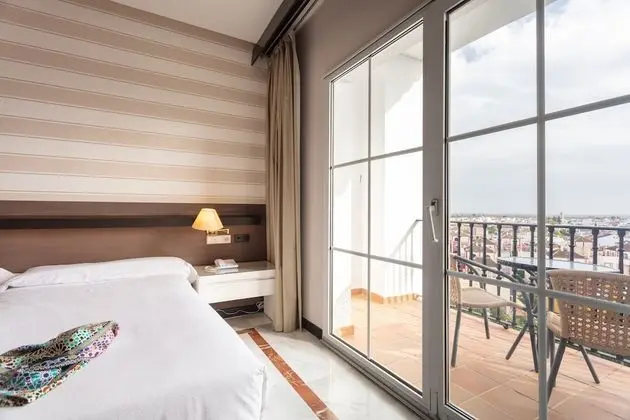 Büyük Yataklı Tek Kişilik Oda