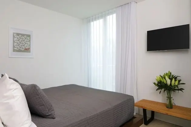 Courtyard One Bedroom Suite - With Standing Balcony