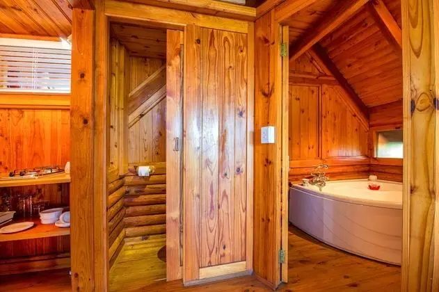 Tek Büyük veya İki Ayrı Yataklı Oda (Semi-Detached Log Cabin - Spa Bath)