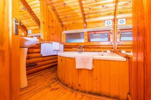 Tek Büyük veya İki Ayrı Yataklı Oda (Semi-Detached Log Cabin - Spa Bath)