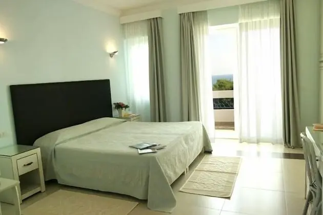 Üç Kişilik Oda, Deniz Manzaralı