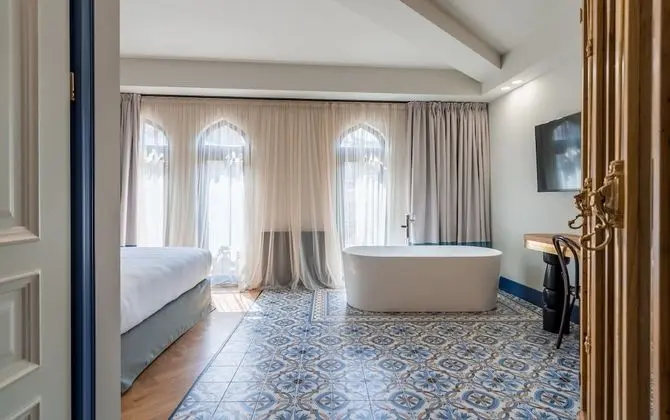 Deluxe Tek Büyük Yataklı Oda, 1 Büyük (Queen) Boy Yatak, Küvet, Şehir Manzaralı
