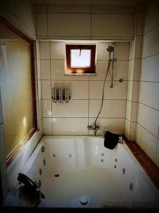 https://images.odamax.com/img/1024x768/odamax/image/upload/Abant_Cozy_Homes_202410141526053_abant_cozy_homes_little_deer_hot_tub.jpg