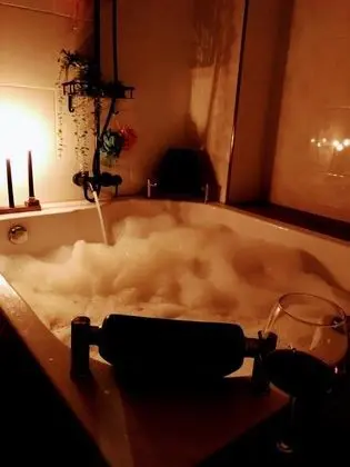 https://images.odamax.com/img/1024x768/odamax/image/upload/Abant_Cozy_Homes_202410141526071_abant_cozy_homes_big_bear_hot_tub.jpg