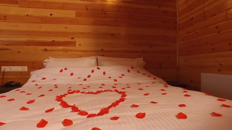 Jakuzili ve Şömineli Deluxe Oda