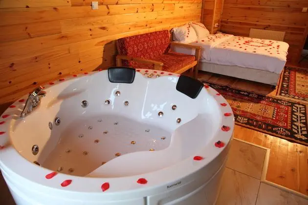 Jakuzili ve Şömineli Deluxe Oda