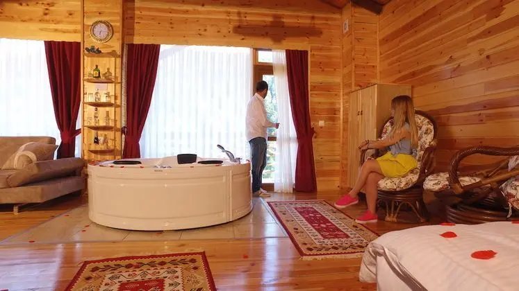 Jakuzili ve Şömineli Deluxe Oda
