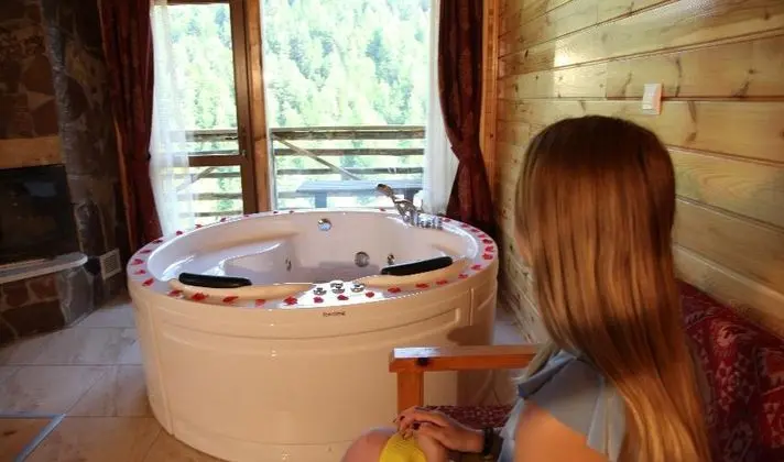 Jakuzili ve Şömineli Deluxe Oda