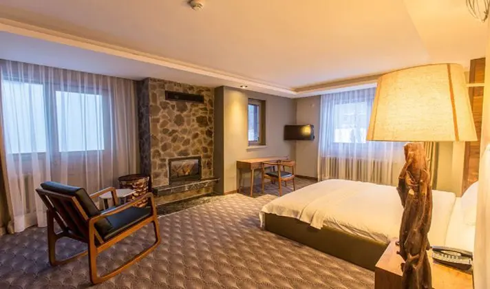 Jakuzili ve Şömineli Deluxe Oda