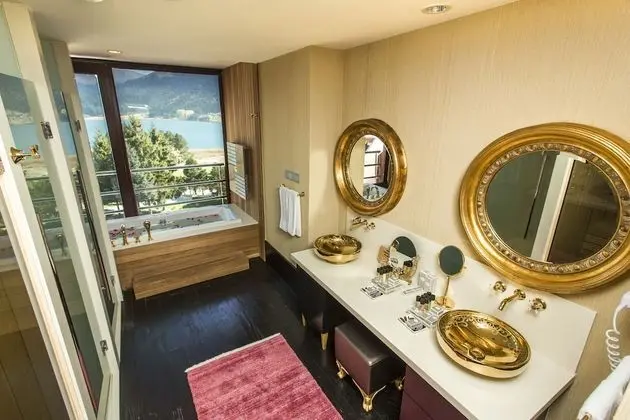 King Suit with Spa Bath