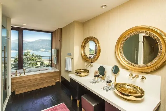 King Suit with Spa Bath
