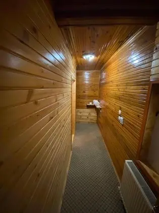 Suit Oda, Dere ve Orman Manzaralı, Balkonlu