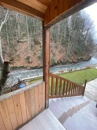 Suit Oda, Dere ve Orman Manzaralı, Balkonlu