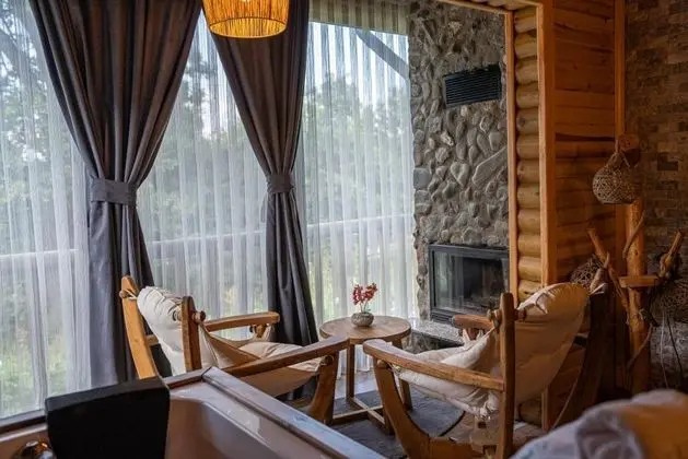 Üst Kat Balkonlu, Jakuzili  Deluxe Ahşap Oda