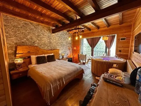 Üst Kat Balkonlu, Jakuzili  Deluxe Ahşap Oda