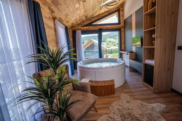 Jakuzili ve Şömineli Suite Oda, Bahçe Manzaralı, Şömineli ve Jakuzili