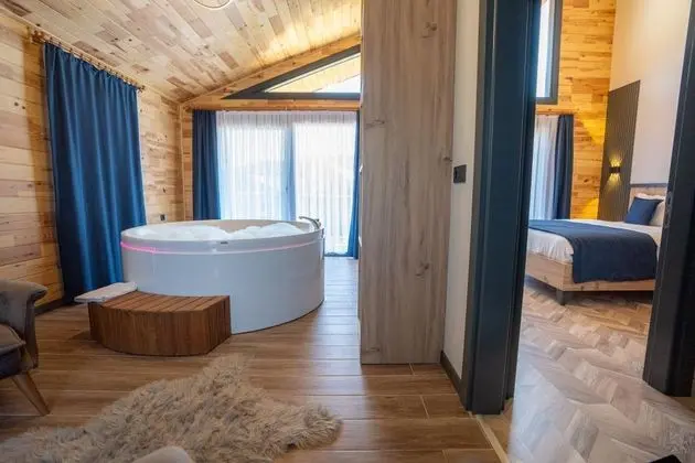 Jakuzili ve Şömineli Suite Oda, Bahçe Manzaralı, Şömineli ve Jakuzili