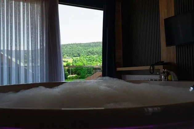 Jakuzili ve Şömineli Suite Oda, Bahçe Manzaralı, Şömineli ve Jakuzili