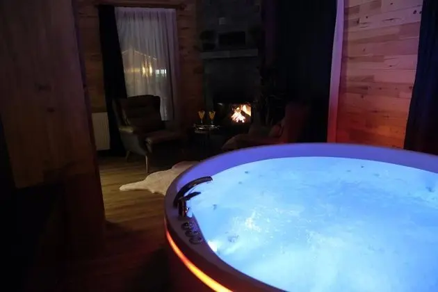 Jakuzili ve Şömineli Suite Oda, Bahçe Manzaralı, Şömineli ve Jakuzili