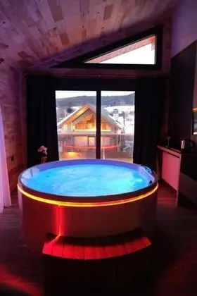 Jakuzili ve Şömineli Suite Oda, Bahçe Manzaralı, Şömineli ve Jakuzili