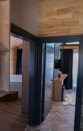 Jakuzili ve Şömineli Suite Oda, Bahçe Manzaralı, Şömineli ve Jakuzili