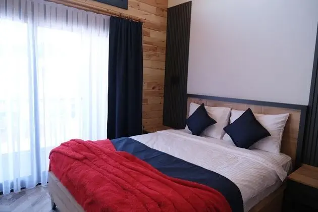 Jakuzili ve Şömineli Suite Oda, Bahçe Manzaralı, Şömineli ve Jakuzili