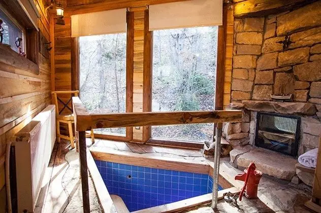 ÖFKELİ ÜST EV