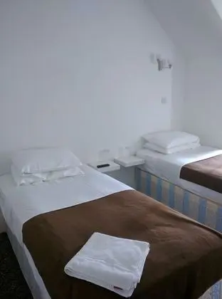 Tek Büyük veya İki Ayrı Yataklı Oda, Banyolu/Duşlu