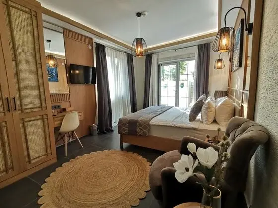 Corner Suite, Bahçe Manzaralı, Balkonlu