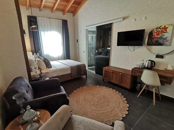 Corner Suite, Bahçe Manzaralı, Balkonlu