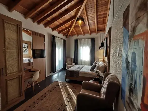 Corner Suite, Bahçe Manzaralı, Balkonlu