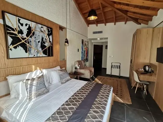 Corner Suite, Bahçe Manzaralı, Balkonlu