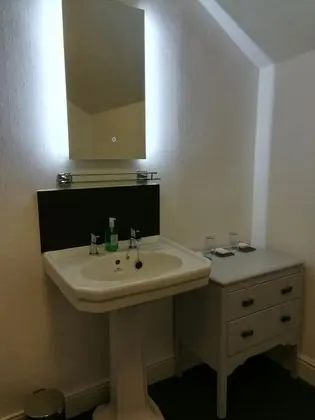 Tek Büyük veya İki Ayrı Yataklı Oda (Room 7 Second Floor)
