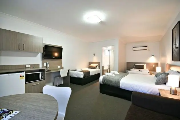 Family Oda (1 Queen and 2 Single Beds)
