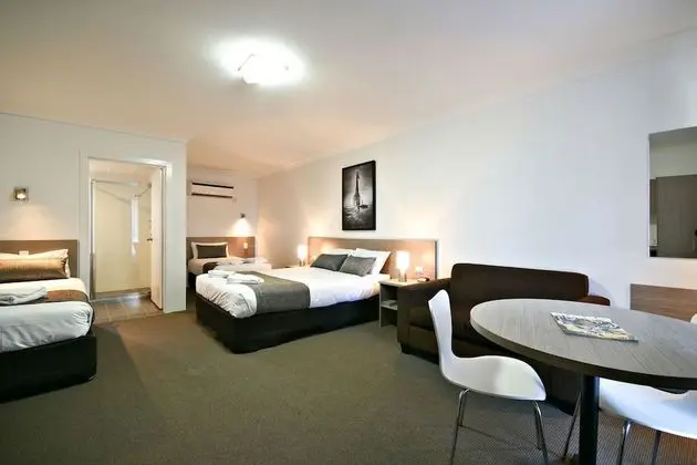 Family Oda (1 Queen and 2 Single Beds)