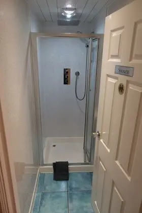 Tek Kişilik Oda, Ortak Banyo