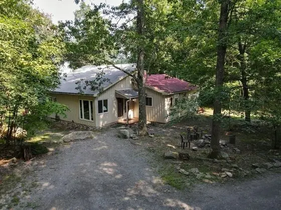 Ev, Birden Çok Yatak (Above Sleepy Hollow - A Hidden Getawa)