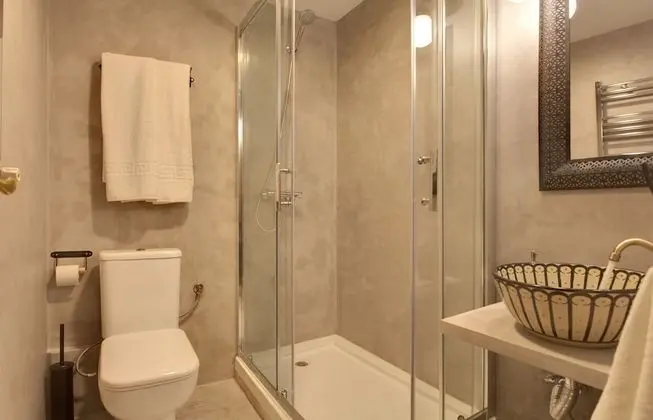 Tek Büyük Yataklı Oda, Ortak Banyo