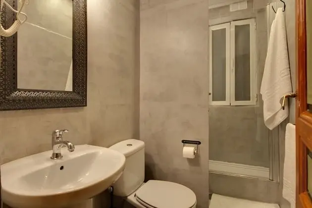 Tek Büyük Yataklı Oda, Ortak Banyo