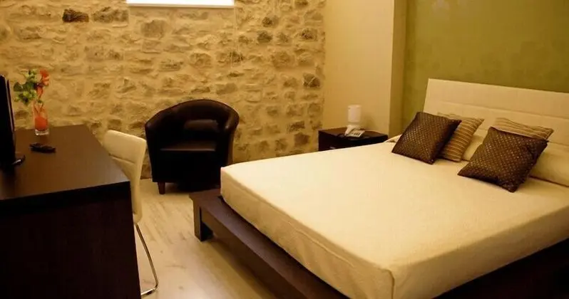 Üç Kişilik Oda