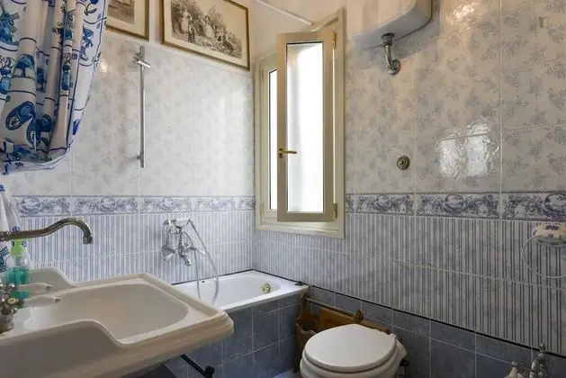 Üç Kişilik Oda, Ortak Banyo