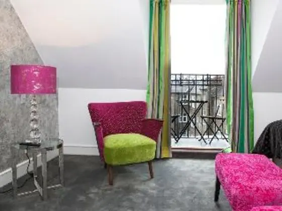 JUNIOR SUITE