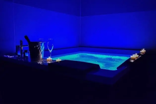 Classic Süit, Sıcak Su Havuzu