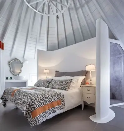Traditional Ev (Windmill & Outdoor Jacuzzi)