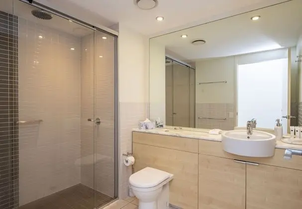 Tek Büyük veya İki Ayrı Yataklı Oda (Hotel Room - Unit 1312)