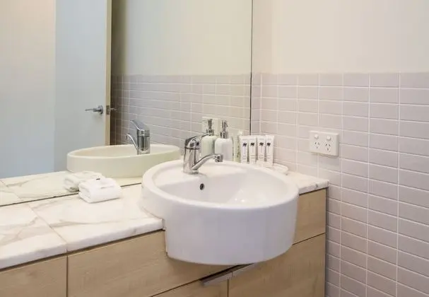 Tek Büyük veya İki Ayrı Yataklı Oda (Hotel Room - Unit 1312)