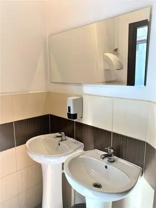 Dört Kişilik Oda, Ortak Banyo