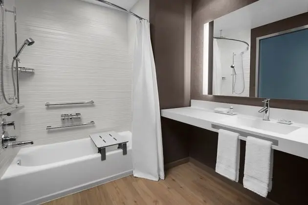 Basic Oda, 2 Büyük (Queen) Boy Yatak, Engellilere Uygun, Sigara İçilmez (Mobility w/ Tub)