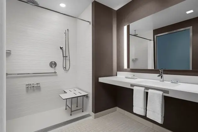 Oda, 1 En Büyük (King) Boy Yatak, Engellilere Uygun, Sigara İçilmez (Mobility w/ Roll-in Shower)